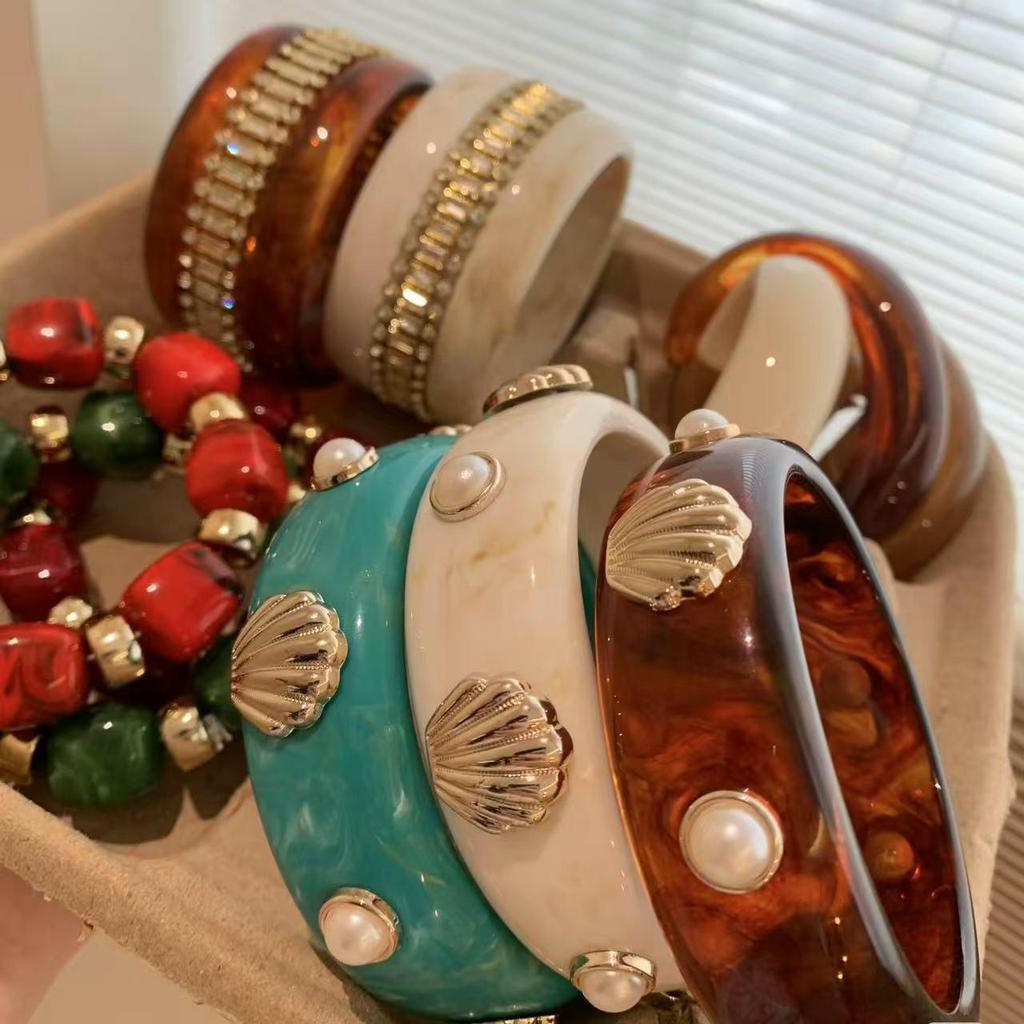 Irregular Round Shell Retro Court Style Bracelet - Light Luxury & High-End Women's Jewelry