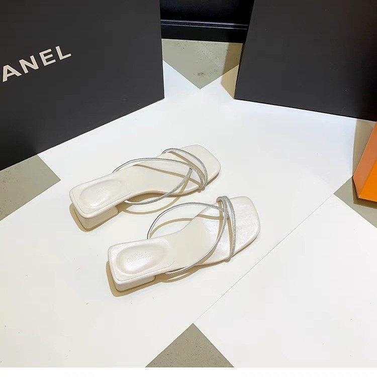 

2025 лето новый французский милый и нежный стразы универсальный толстый каблук темперамент сандалии с перемычкой на большом пальце высокий каблук-слово крутые тапочки женские 35