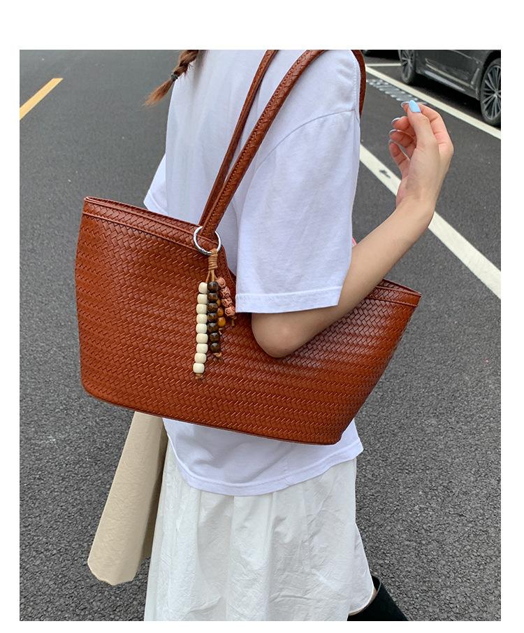 

Niche design woven tote bag 2025 new retro large-capacity shoulder bag fashion underarm vegetable basket bag women чёрный