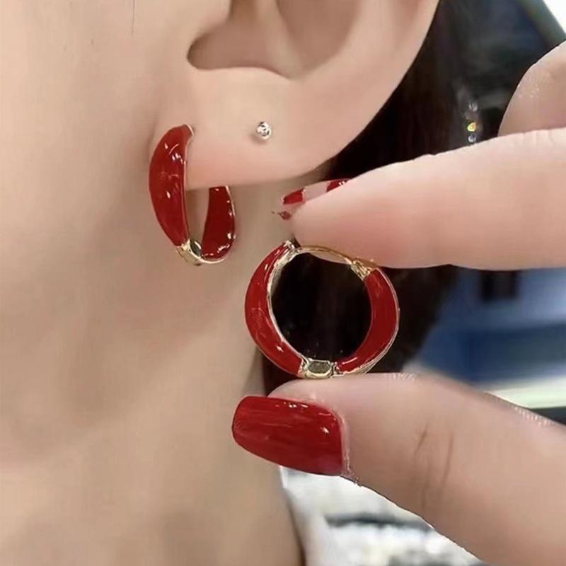

Retro Hong Kong Style Red Oil Drop Earrings: New Chinese Style, Perfect for Spring Festival and New Year.