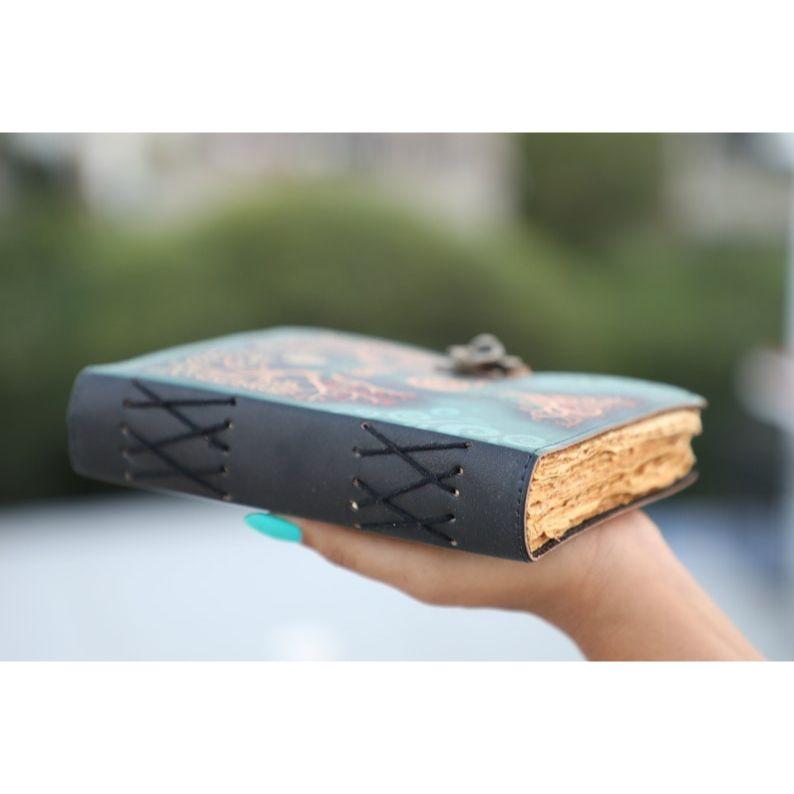 Blanko Zauberbuch der Schatten Tagebuch mit Verschluss Requisite Vintage Handgemachtes Leder Tagebuch Geprägtes Gebet Pagan Antik Hexerei