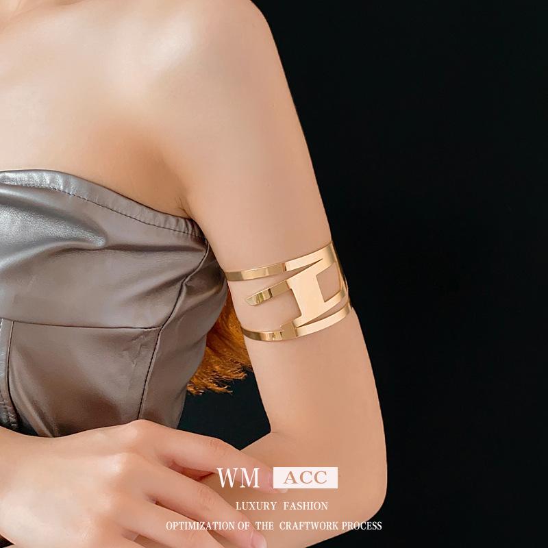 European & American Pleated Metal Bangle: Elegant Cold-Style Bracelet with High-End Luxury Design