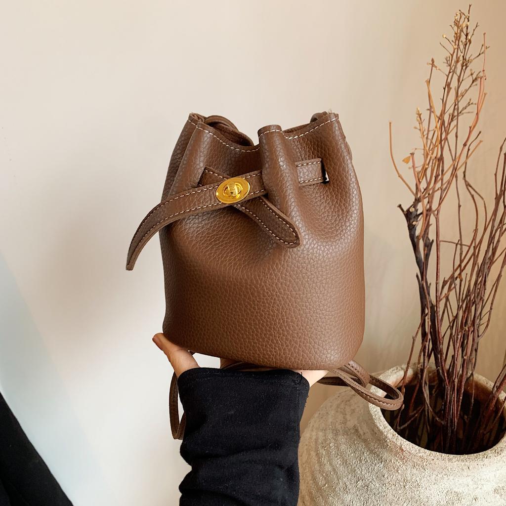 Neue modische Beuteltasche, trendige Umhängetasche mit einer Schulter, leichte und einfache Freizeittasche für Damen