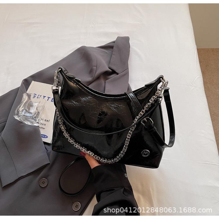 This year, the popular underarm bag women's 2025 new large-capacity simple messenger bag texture versatile bucket tote bag