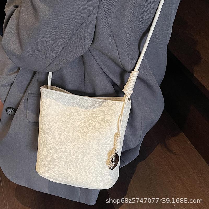 This year, the popular bucket bag, mobile phone bag, new women's bag, retro lychee pattern PU shoulder bag, niche casual messenger bag.