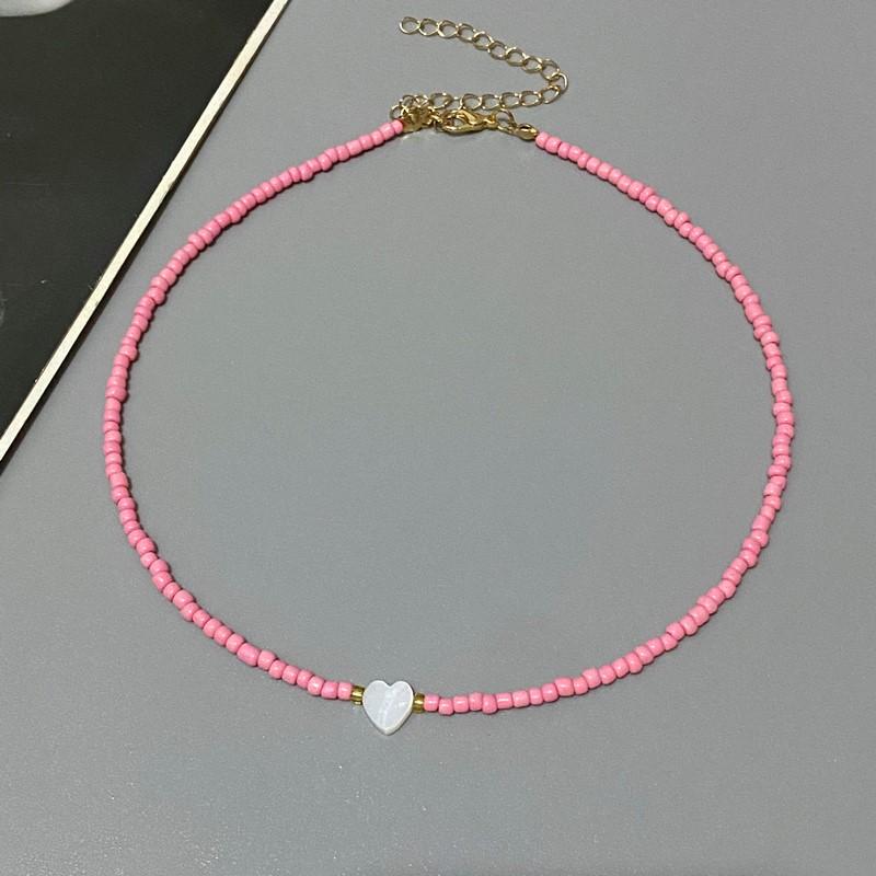 Nový přírodní mušlový choker náhrdelník s přívěskem srdce pro dívku jarní letní móda malý barevný náhrdelník ze skleněných korálků dárek pro přítelkyni