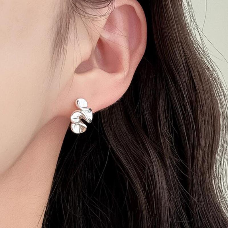 Compact and Personalized Pleated Wave Earrings