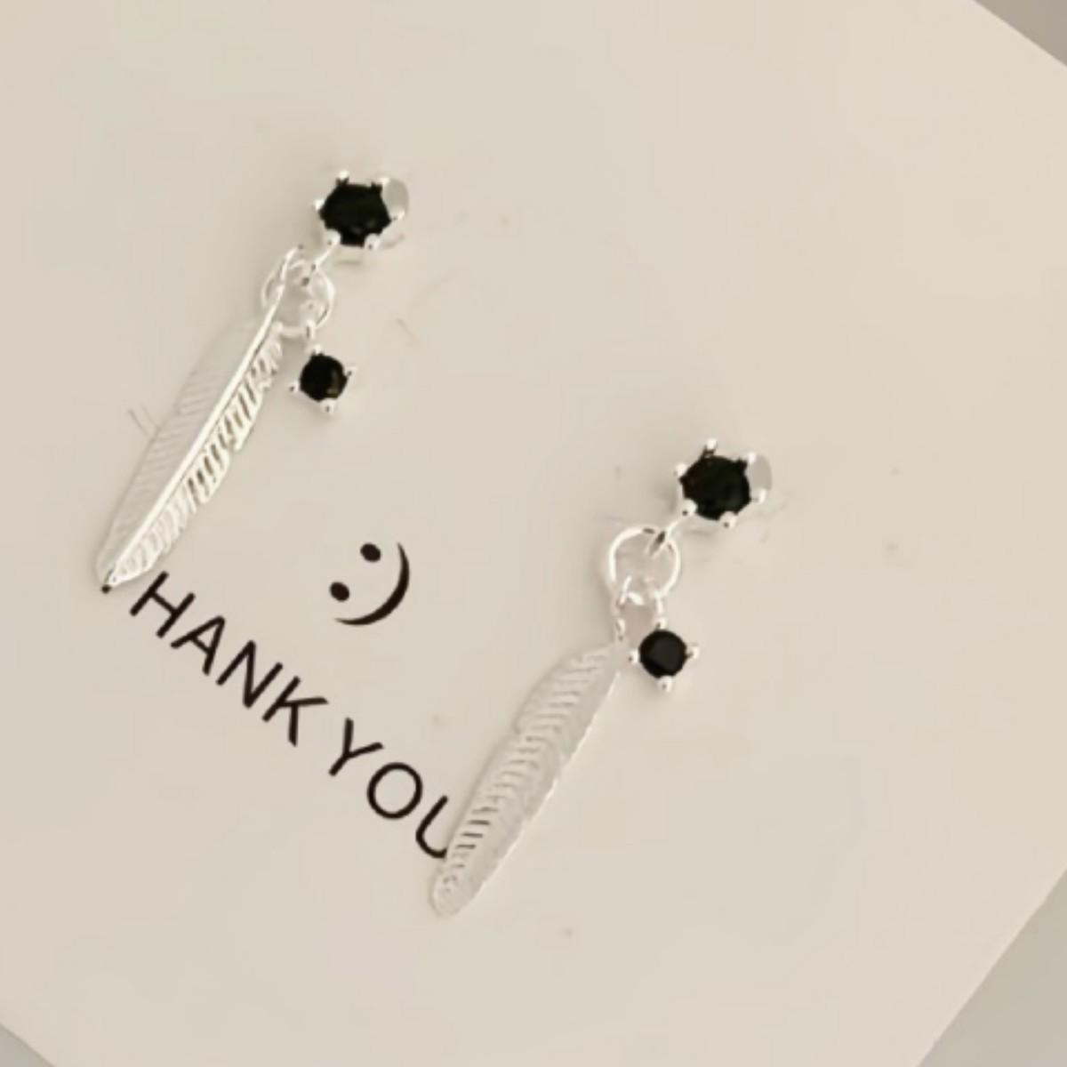 

Retro Black Diamond Feather Leaf Earrings - Unique Short Statement Design