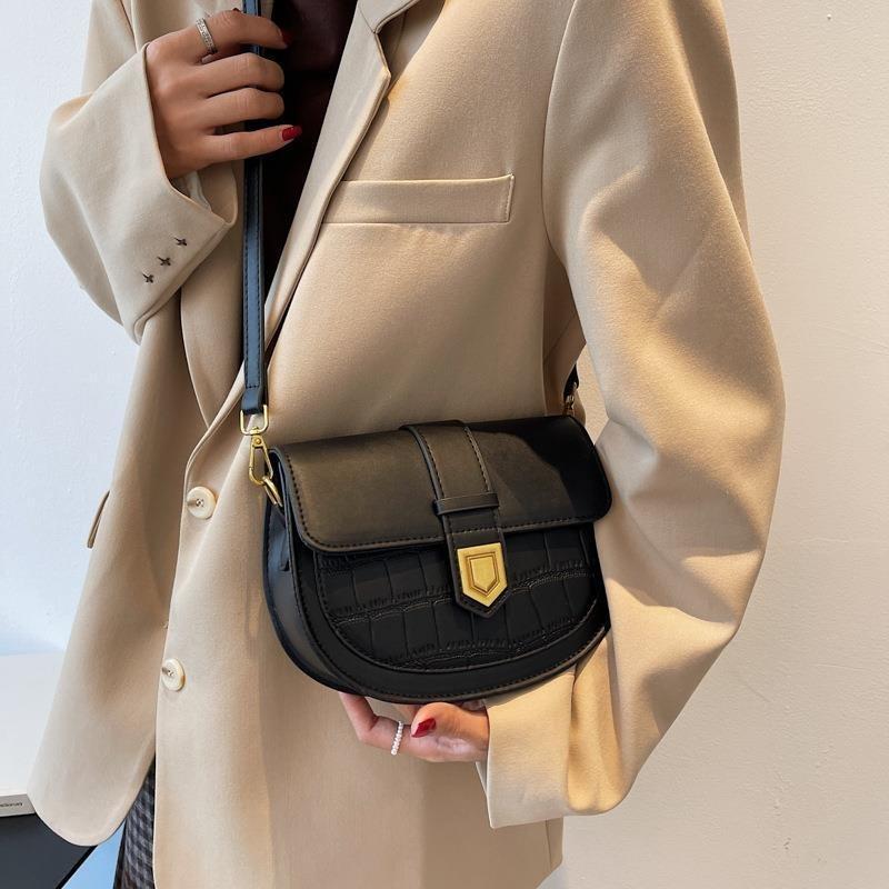 Vintage French Style Shoulder Bag Women s 2023 New Fashion Saddle Bag Lock Stone Pattern Urban Minimalist Pu Leather Crossbody Bag чёрный