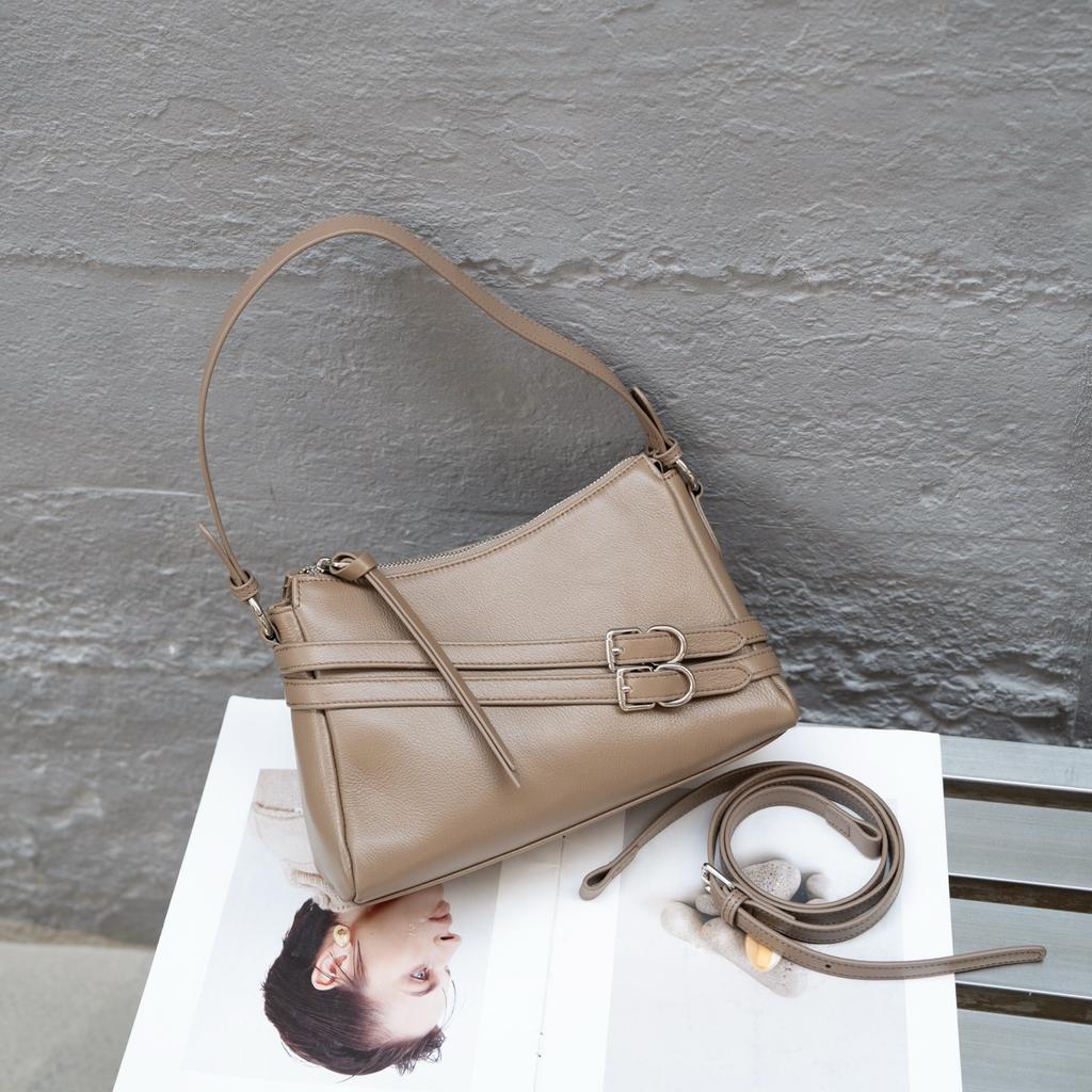 A new fashionable and versatile single-shoulder crossbody bag made of top-grain cowhide genuine leather, featuring a high-end and niche design