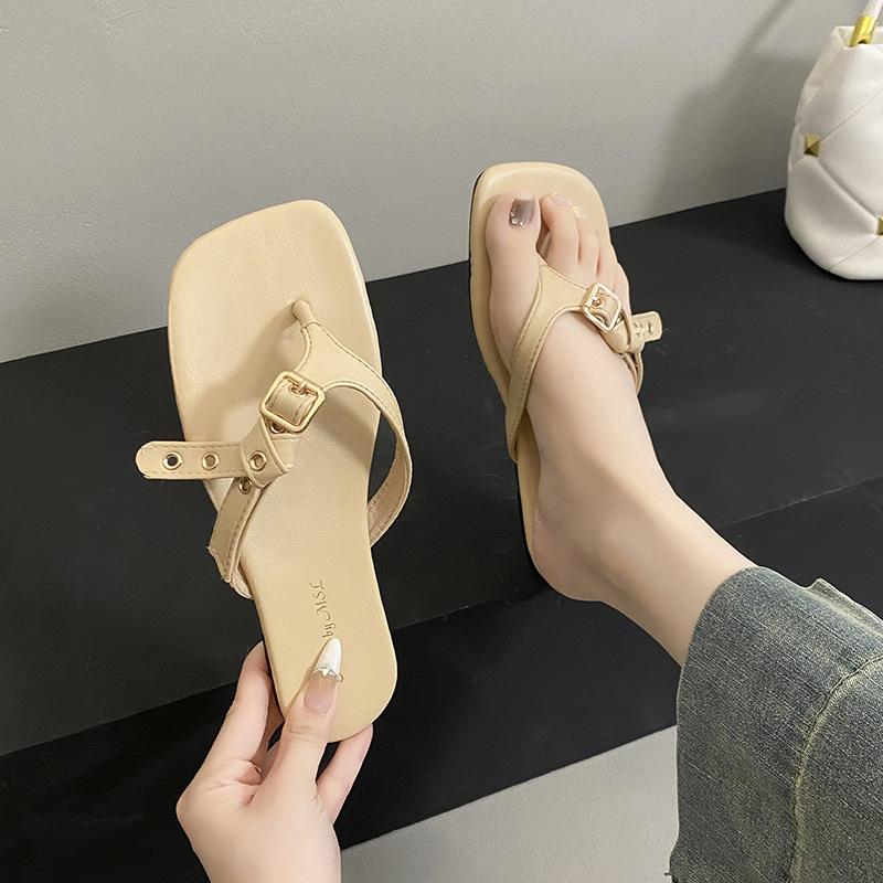 2025 new spring and summer square head flat bottom belt buckle retro pinch foot outer wear holiday sandals flip-flops