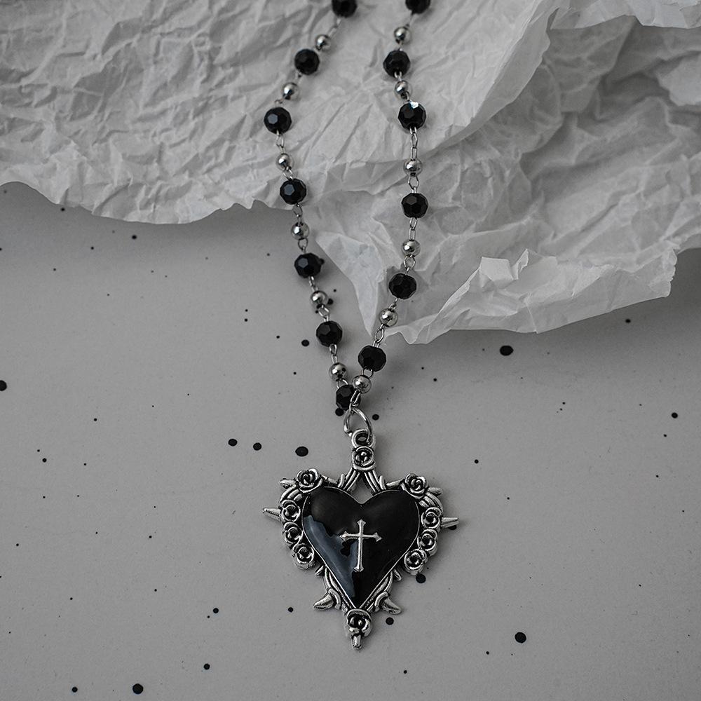 

Personality Retro Vampire Bat Cross Heart-shaped Pendant Black Round Bead Chain Necklace for Women Gothic Hallowmas Jewelry Gift