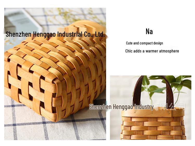 Handgefertigter Wandkorb aus Holzgeflecht im amerikanischen Landhausstil mit Ledergriff zur Aufbewahrung von Obst und Snacks auf dem Schreibtisch