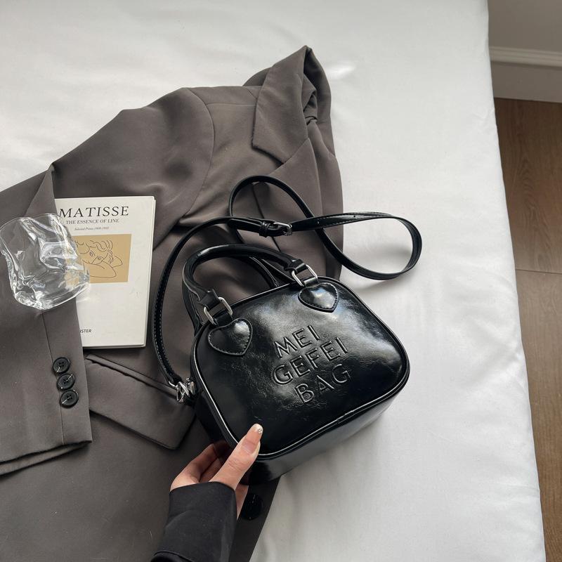 

Popular small bag women s summer new high-end messenger bag versatile portable pillow bag