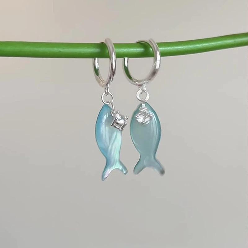 Simple and Retro Mint Manbo Small Fish-shaped Button Earrings, Creating A Cool and Fashionable, Unique and Versatile Style of Earrings.