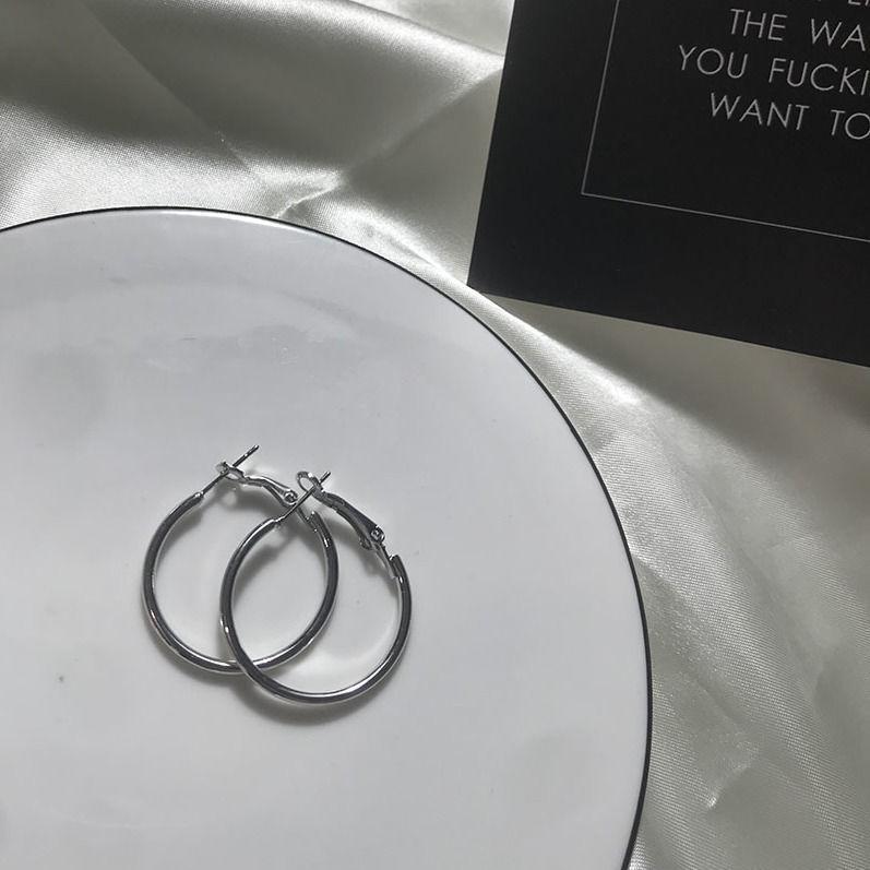 Ασημένια Απλά Κρικάκια - Ελαφριά Πολυτέλεια, Υπερβολικό Σχέδιο, Ανώδυνα Κλιπς για Γυναίκες