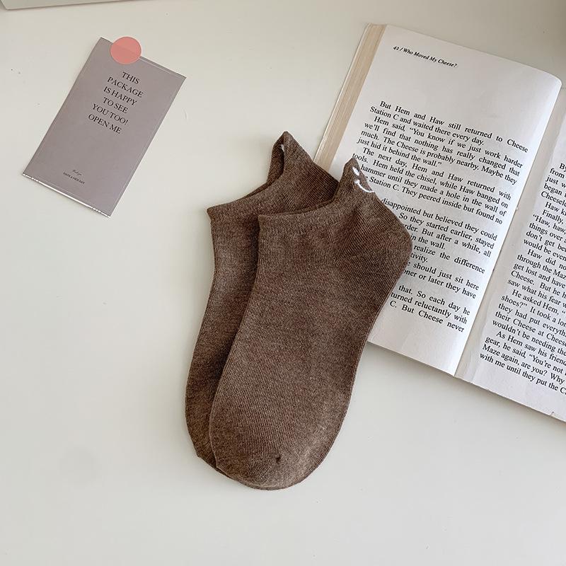 Thin Embroidered Smiley Face Ankle Socks – Cute, Anti-Slip, Invisible Fit for Spring/Summer