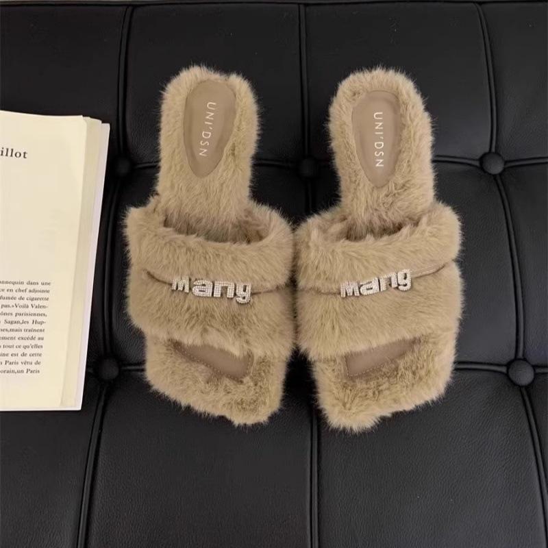 Coarse heel velvet women's shoes rhinestone slippers outer wear 2025 new winter fluffy shoes warm cotton shoes home half slippers
