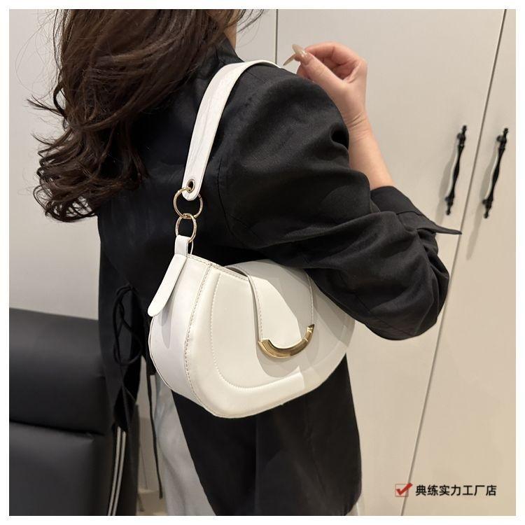 Retro fashion simple temperament commuter shoulder bag women's spring and summer texture armpit bag Korean version saddle bag trend