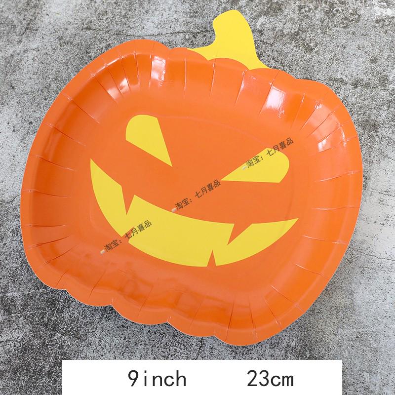 Zestaw zastawy stołowej na imprezę tematyczną Halloween: Obrus dyniowy, Talerzyki i kubki jednorazowe