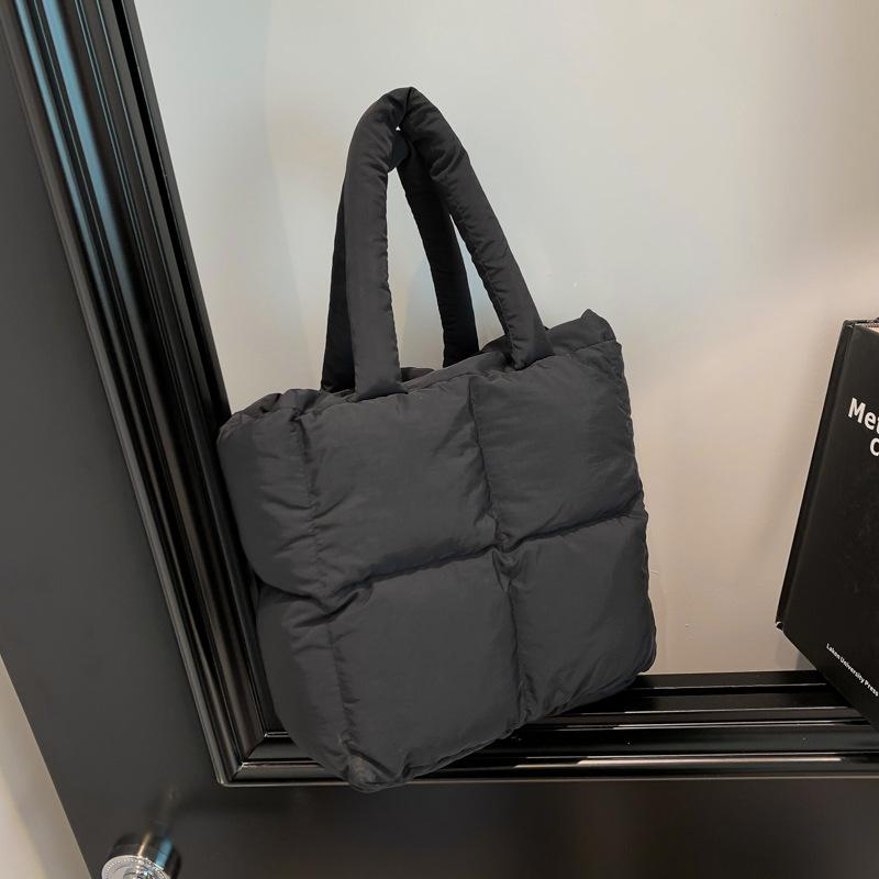 

Весенне-летняя сумка большой вместимости женская новая универсальная сумка через плечо модная сумка пуховая хлопковая сумка чёрный