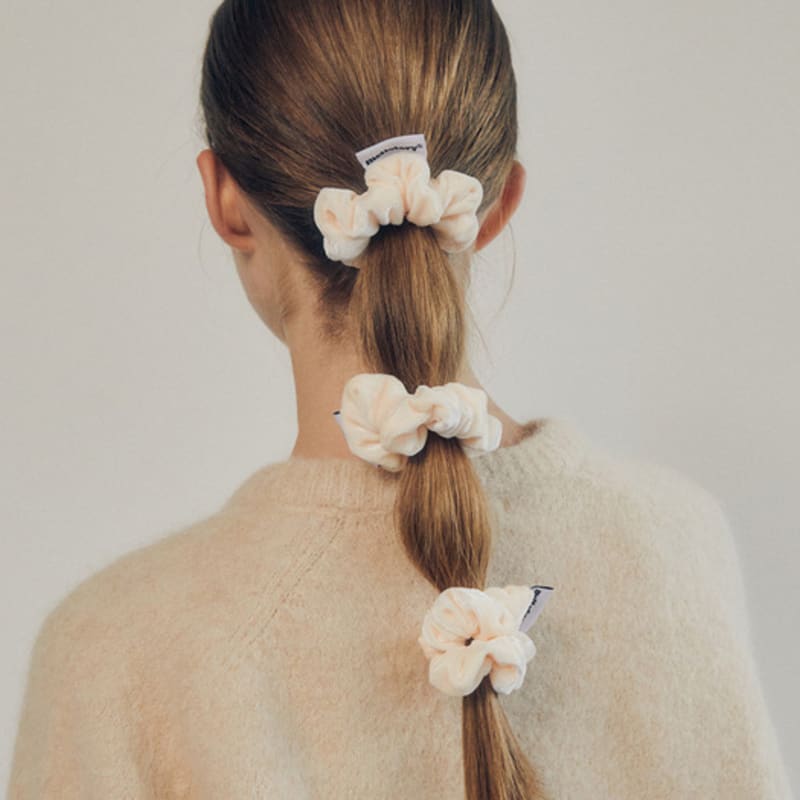 Mellotory Mini Velvet Scrunchie (cream)