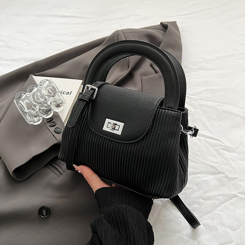 

New high-end diamond chain small square bag trendy simple portable shoulder messenger bag чёрный