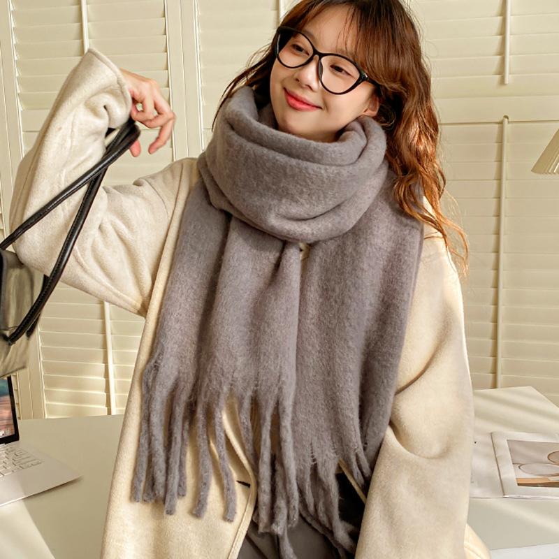 A New Scarf In Winter Solid Color, a Soft Waxy Warm Shawl In Autumn, and a Thickened Student Couple Scarf.
