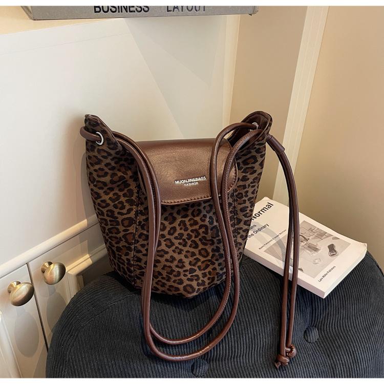 

Bag 2025 new trendy underarm bag commuter large-capacity shoulder bag crossbody bag women s bag small bag texture is foreign темно-коричневого