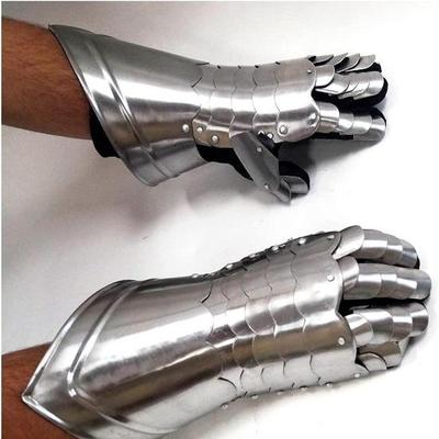 Paar Handschuhe aus Metallrüstung mit einladendem Dekor