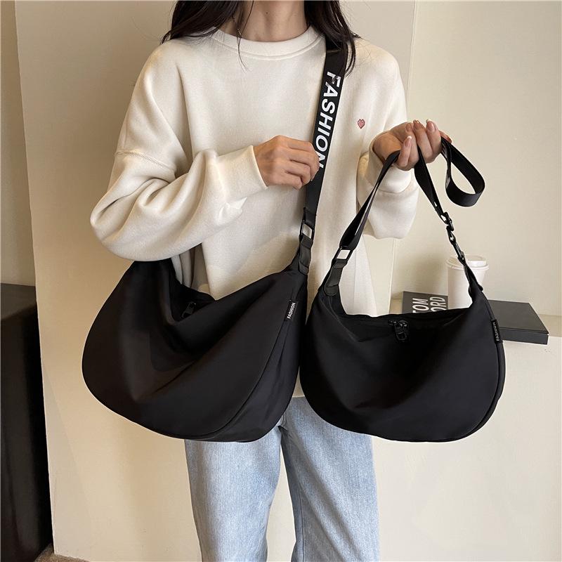 

Трендовая универсальная женская нейлоновая сумка-пельмень через плечо и кроссбоди Black Small