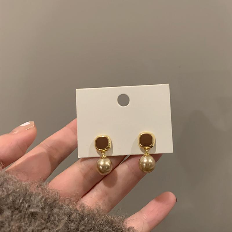 Drip Oil Square Pearl Stud Earrings Elegant Versatile Earrings Light Luxury High Sense Niche Earrings Women