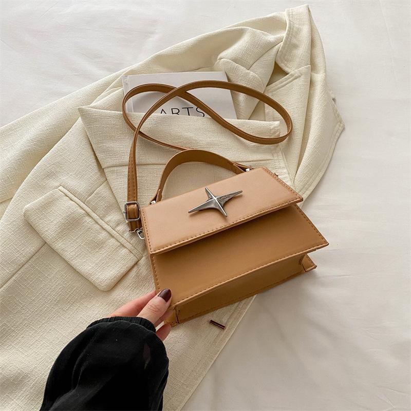 

Проста і модна сумка-месенджер, популярна жіноча невелика квадратна сумка цього року 2024, нова сумка навесні, проста сумка через плече хакі