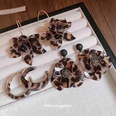 Silberfarbene Ohrringe in C-Form mit Leopardenmuster und Harzblume: Retro, Übertriebenes, High-End-Design für Frauen.