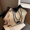 New Vertical Pattern Women's Bag, Casual Bag, Commuter Fashion Shoulder Bag, Large Heart-shaped Tote Bag.