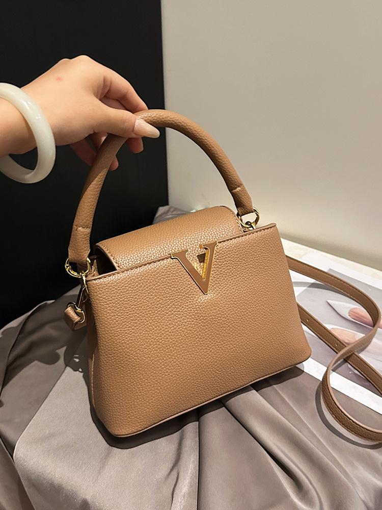 

Trendy 2025 new simple V-shaped portable women s bag lady fashion versatile women s bag shoulder messenger bag коричневый