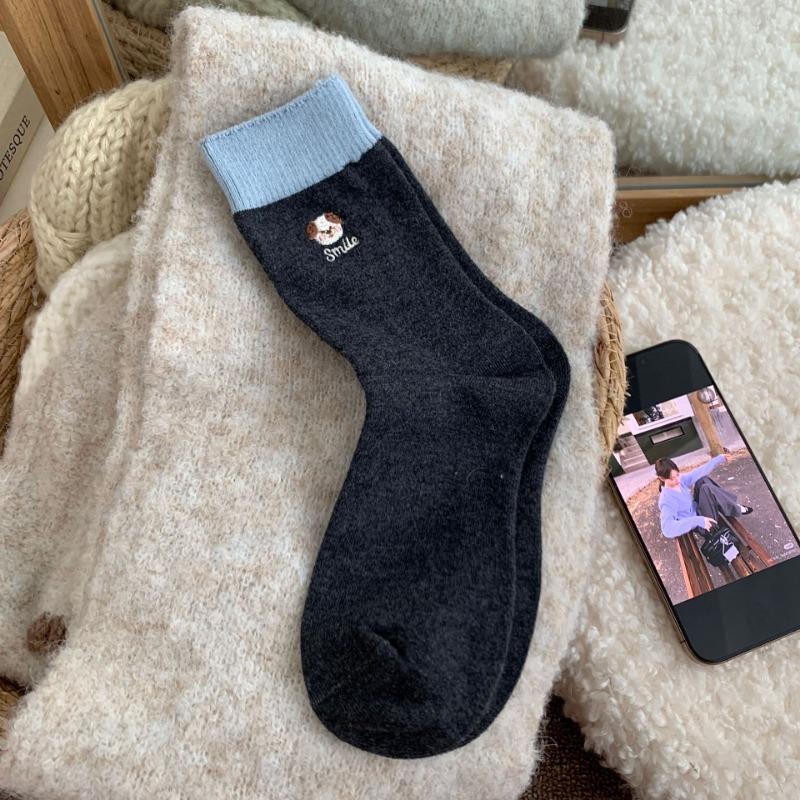 Ladies Autumn Simple Cartoon Embroidery Dog Matching Color Medium Tube Pile Socks