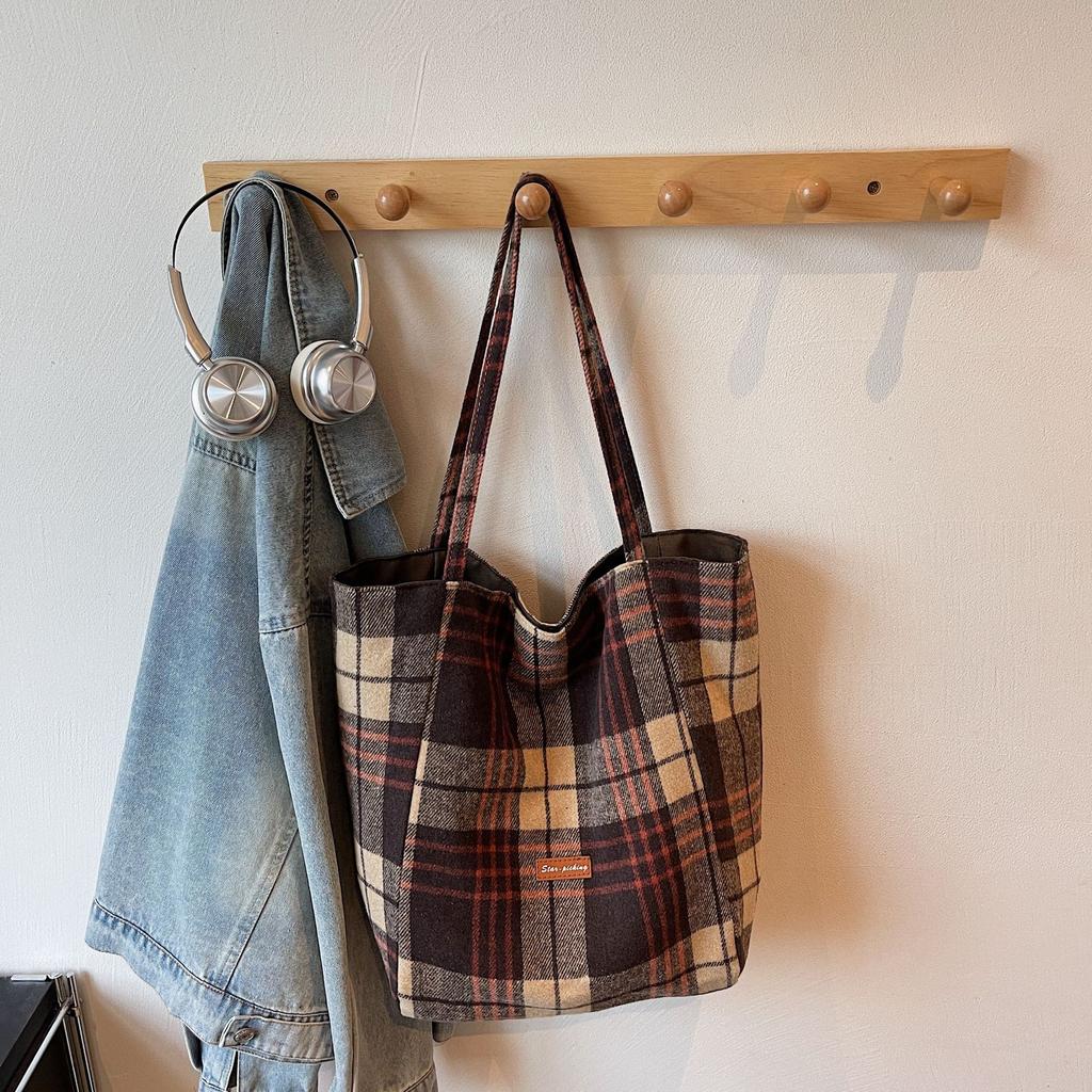 Autumn and Winter Woolen Plaid Shoulder Bag 2025 Retro British Plaid Canvas Bag Large Capacity Tote Bag Commuter Bag Women