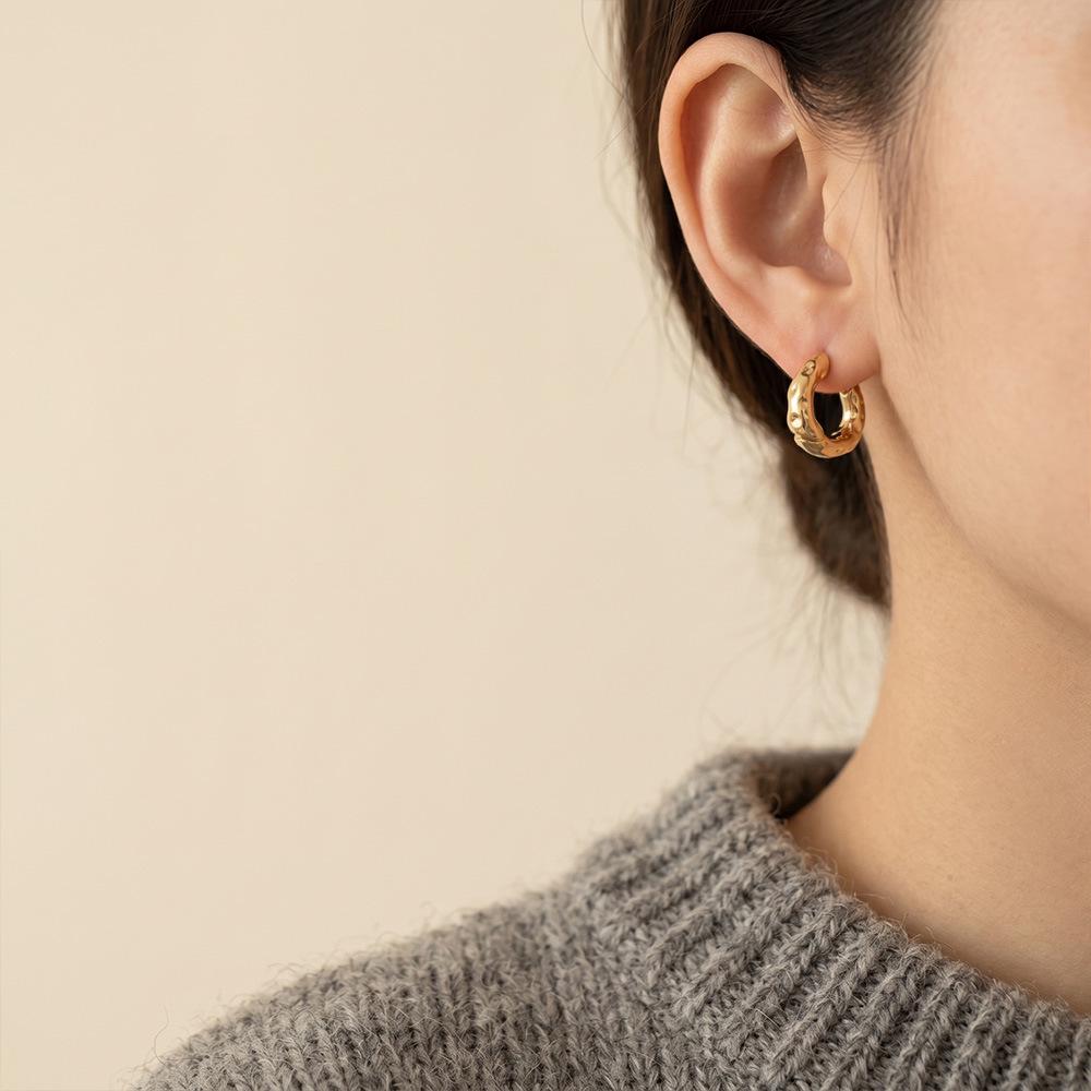 Exquisite European and American Style Hoop Earrings - Light Luxury, Super Shiny, Simple, and Stylish.