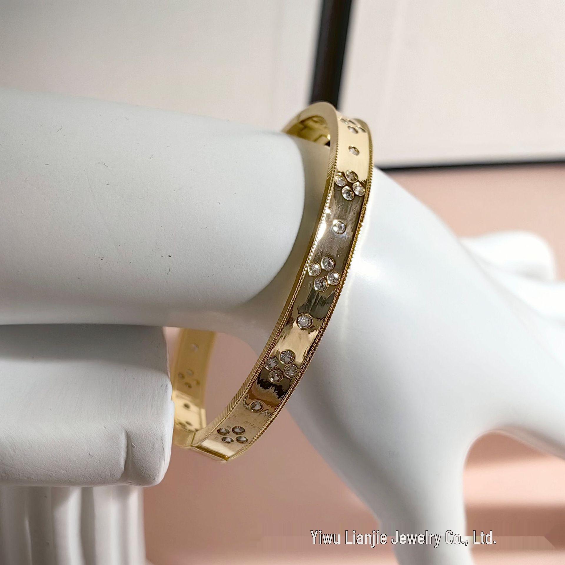 

Узкий браслет-манжета в корейском стиле с четырехлистным клевером: Универсальный, Элегантный, Роскошный аксессуар для пары. золотой