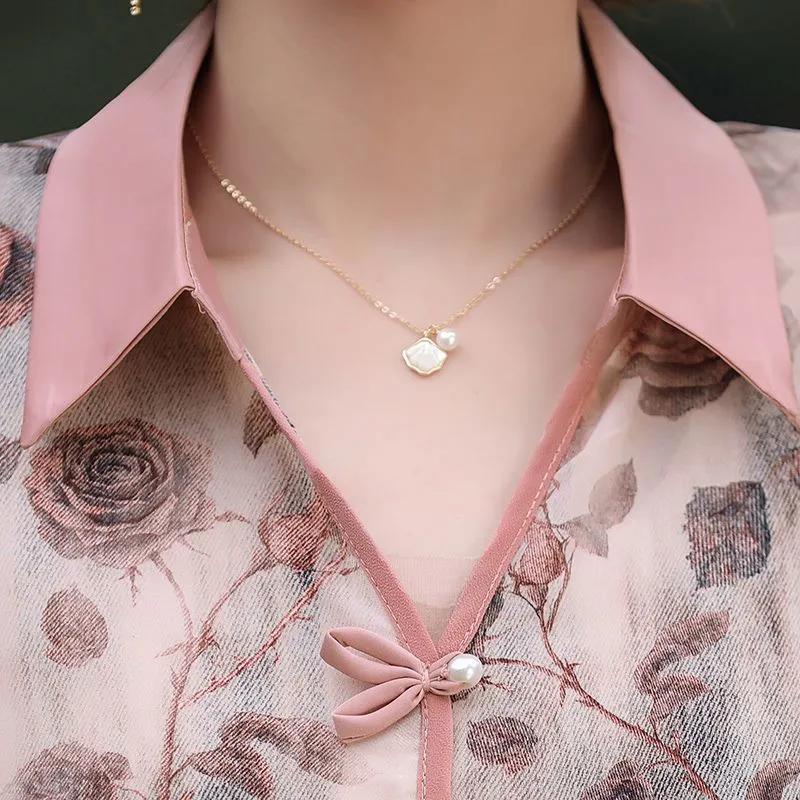 Women's Summer 3/4-Sleeve Youthful Chinese-Style Plus Size Floral Print Shirt: Relaxed-Fit, Elegant Top for Middle-Aged Moms