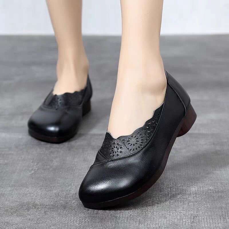 Soft leather single shoes women's 2025 spring and summer new mother soft sole retro comfortable feet wide fat flat bottom large size small leath