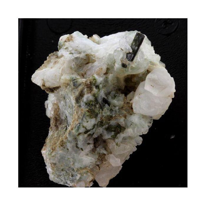 Pierres et Minéraux. Epidote. 94.25 ct. Saint-Véran, Hautes-Alpes, France.