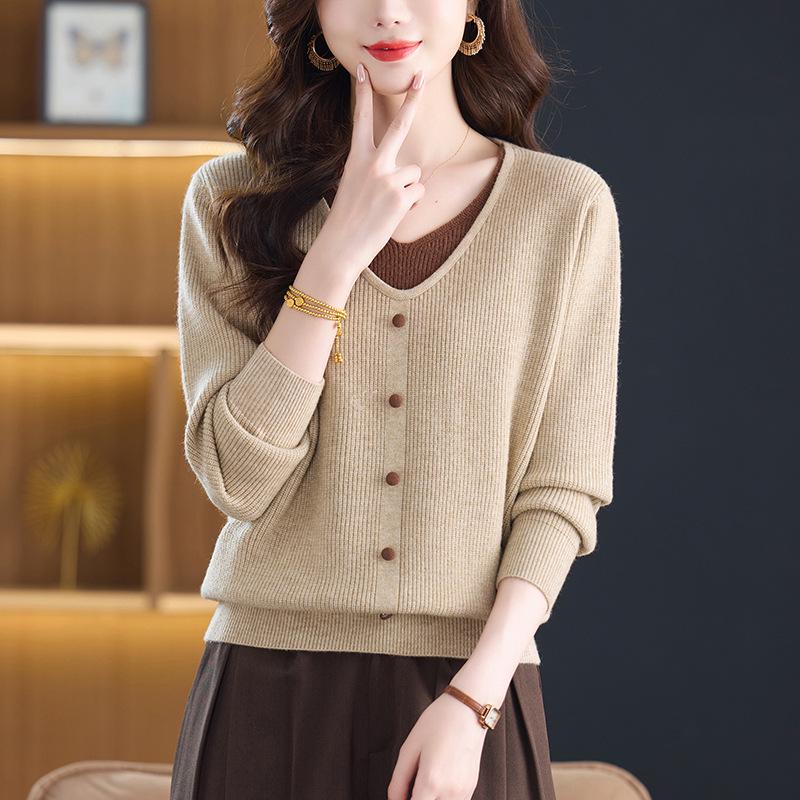 Middle-Aged & Elderly Women's Heart Collar Pullover Sweater: Loose, Short, Plus Size, Fake Two-Piece Wool Base Layer for Autumn/Winter.