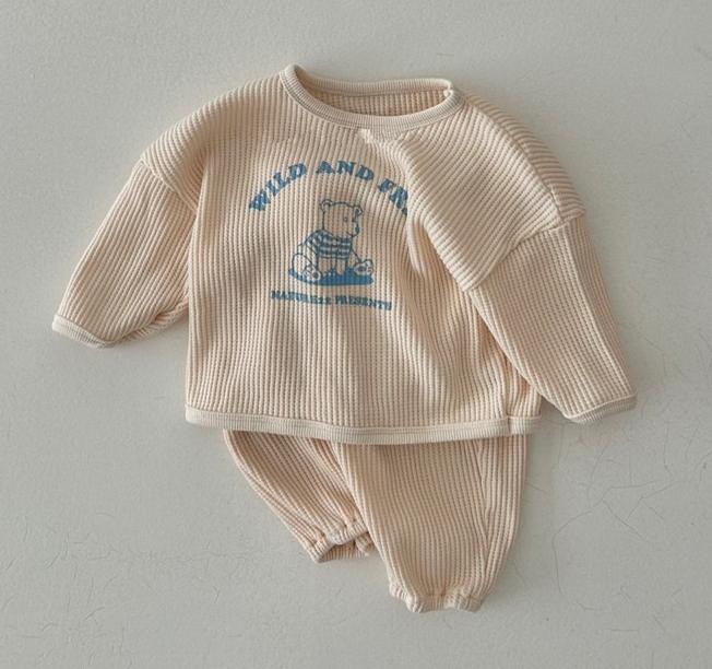 

Весенне-осенний комплект детской одежды для мальчиков и девочек, топ с длинными рукавами из вафельных мультфильмов + однотонные штаны, 2 предмета, детский костюм-футболка с буквенным принтом 120 бежевый