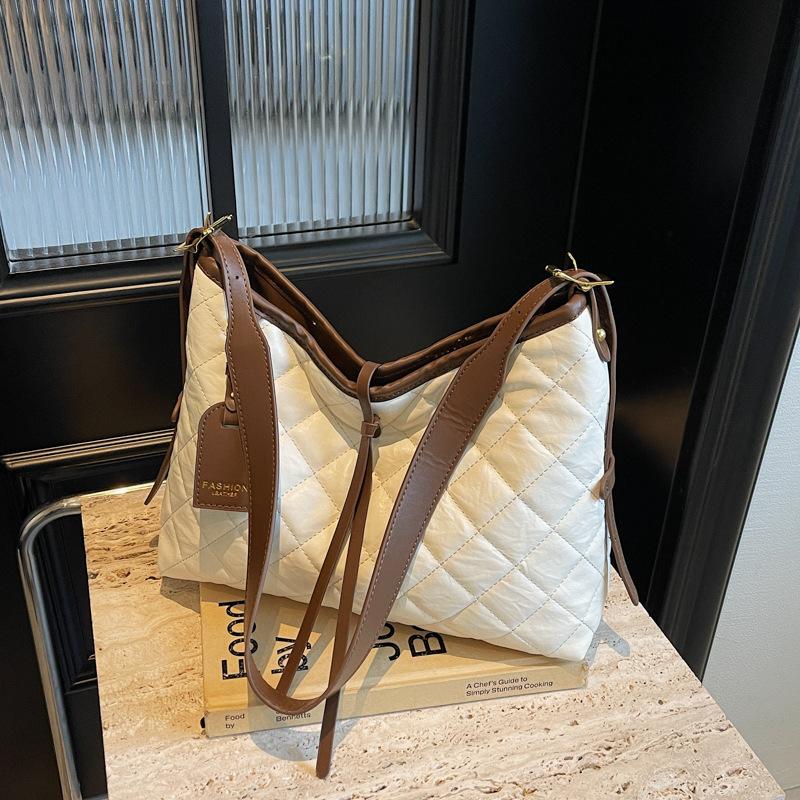 

Women s bag niche high-end underarm bag 2025 new large-capacity diamond tote bag simple commuter shoulder bag бежевый