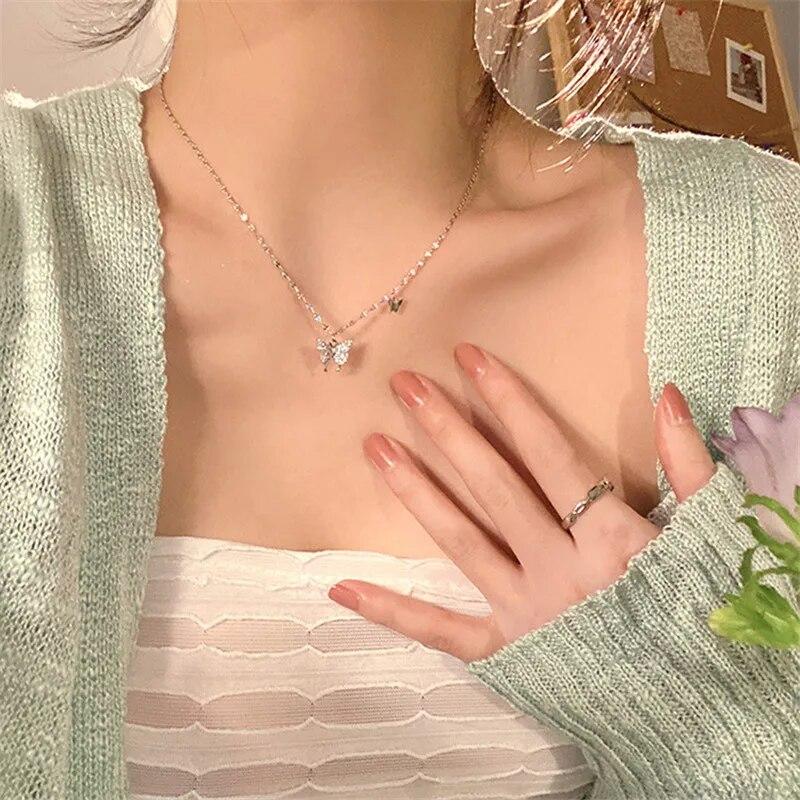 Korejská verze Akrylový náhrdelník s motýlkem pro ženy Náhrdelník s motýlkem zlaté barvy Jednoduché elegantní šperky velkoobchod