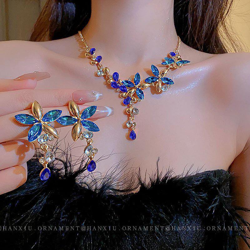 Retro Rhinestone Floral Jewelry Set: Elegant Stud Earrings & Luxury Clavicle Necklace