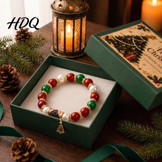Red And Green Beaded Bracelets Christmas Bracelet with Alloy Tree Charm Santa Deer Stocking Center Bead for Women Elastic Bracelet Festive Jewelry