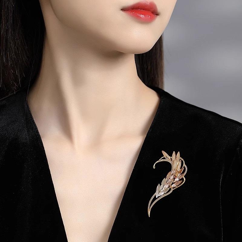 Luxurious and Elegant Tassel Brooch for Women, Fashionable and Graceful Crystal Tassel Brooch